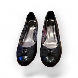 George sz 4 patent Leather shoe with 2" heel with black grosgrain ribbon on toe